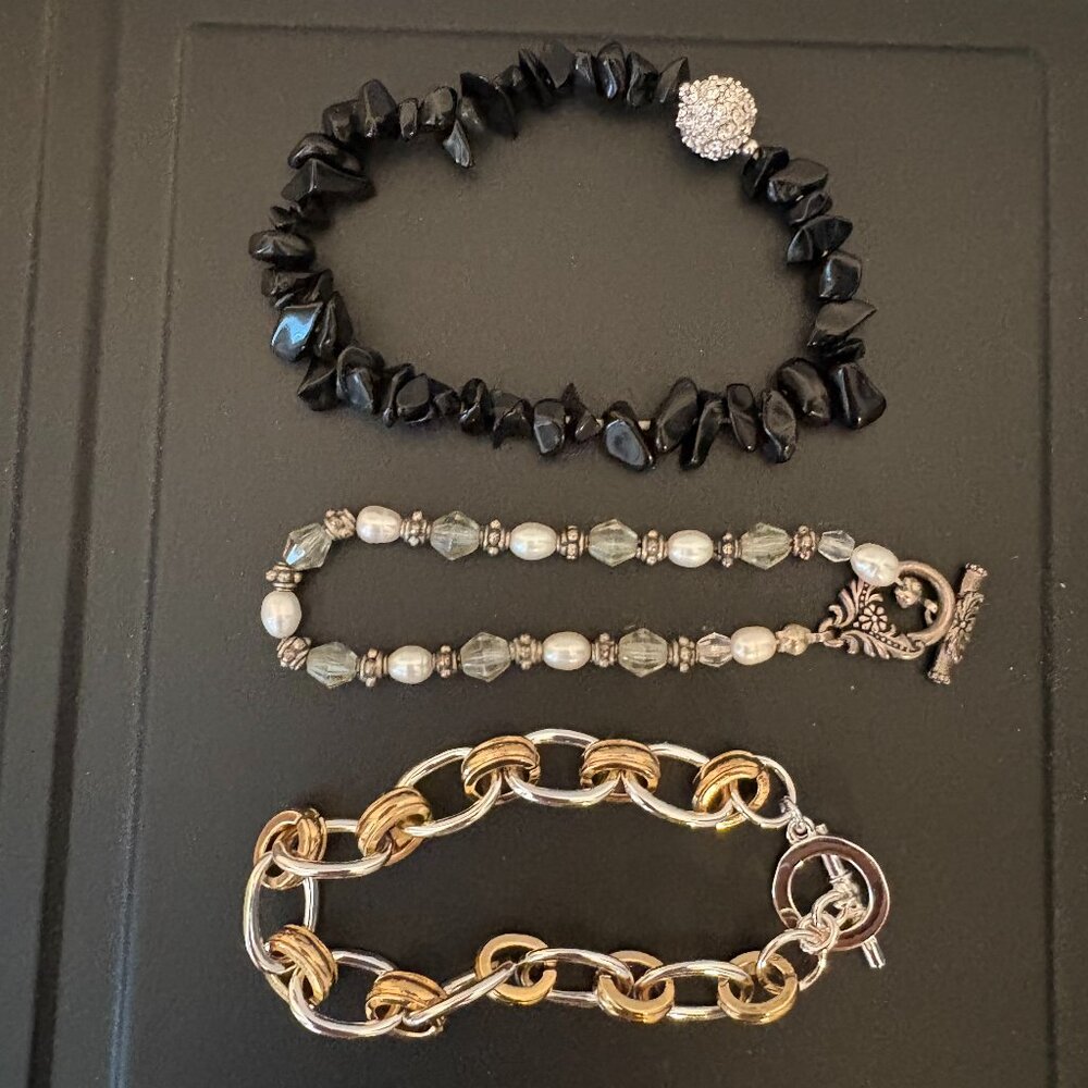 Lot of Eight 8 Bracelets - Picture 3 of 10